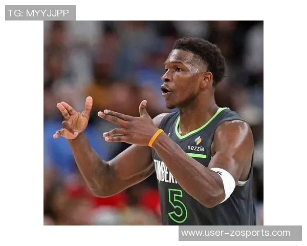 爱德华兹赛后庆祝达成一万分里程碑并获得比赛用球的荣耀时刻 爱德华兹赛后庆祝达成一万分里程碑并获得比赛用球的荣耀时刻